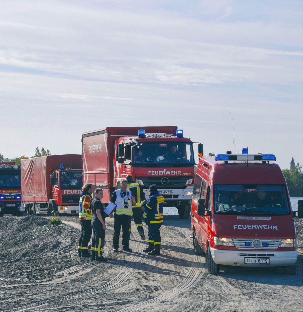 Wenn es heißt „Land unter“ – Feuerwehreinsatz
bei der Großübung in der Verbandsgemeinde
Rheinauen. Einsatzkräfte und Fahrzeuge der Feuerwehr bei einer Großübung.