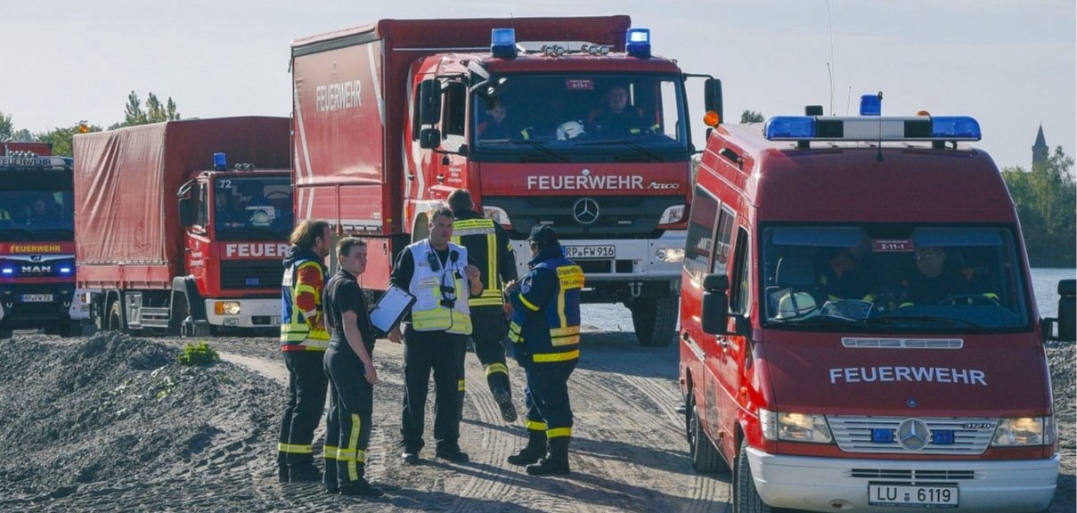 Einsatzkräfte und Fahrzeuge der Feuerwehr bei einer Großübung.