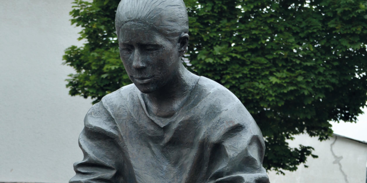Die Töpferin – eine Skulptur des Künstlers Bernhard Olleck aus Niederelbert – steht stellvertretend für die Vielfalt des keramischen Schaffens der Töpferstadt Ransbach-Baumbach.