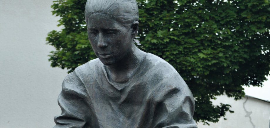 Die Töpferin – eine Skulptur des Künstlers Bernhard Olleck aus Niederelbert – steht stellvertretend für die Vielfalt des keramischen Schaffens der Töpferstadt Ransbach-Baumbach.