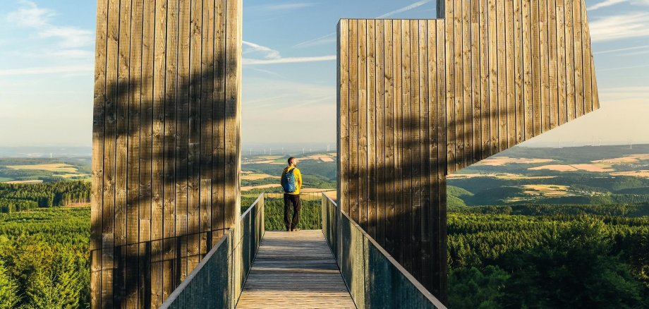 Die Skulptur Windklang auf dem Erbeskopf (Ortsgemeinde Hilscheid/VG Thalfang am Erbeskopf) ermöglicht eine gute Aussicht über den Hunsrück. Wie der Name bereits vermuten lässt, kann man abhängig von der Wetterlage verschiedene Klänge dieser aus Holz und Metall bestehenden Plattform wahrnehmen.