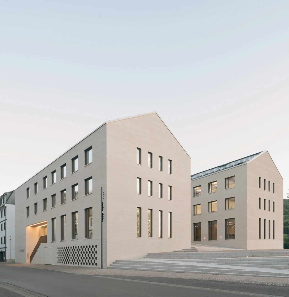 Das Bild zeigt das neue Rathaus der Verbandsgemeinde Zell.