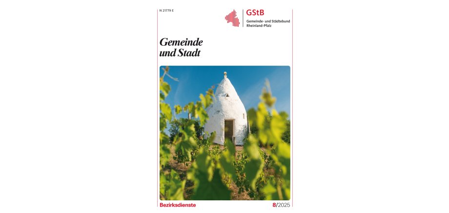 Cover der Gemeinde und Stadt August 2025 mit einem Foto eines kleinen Weinbergshäuschens  umgeben von Eben und vor blauem Himmel.