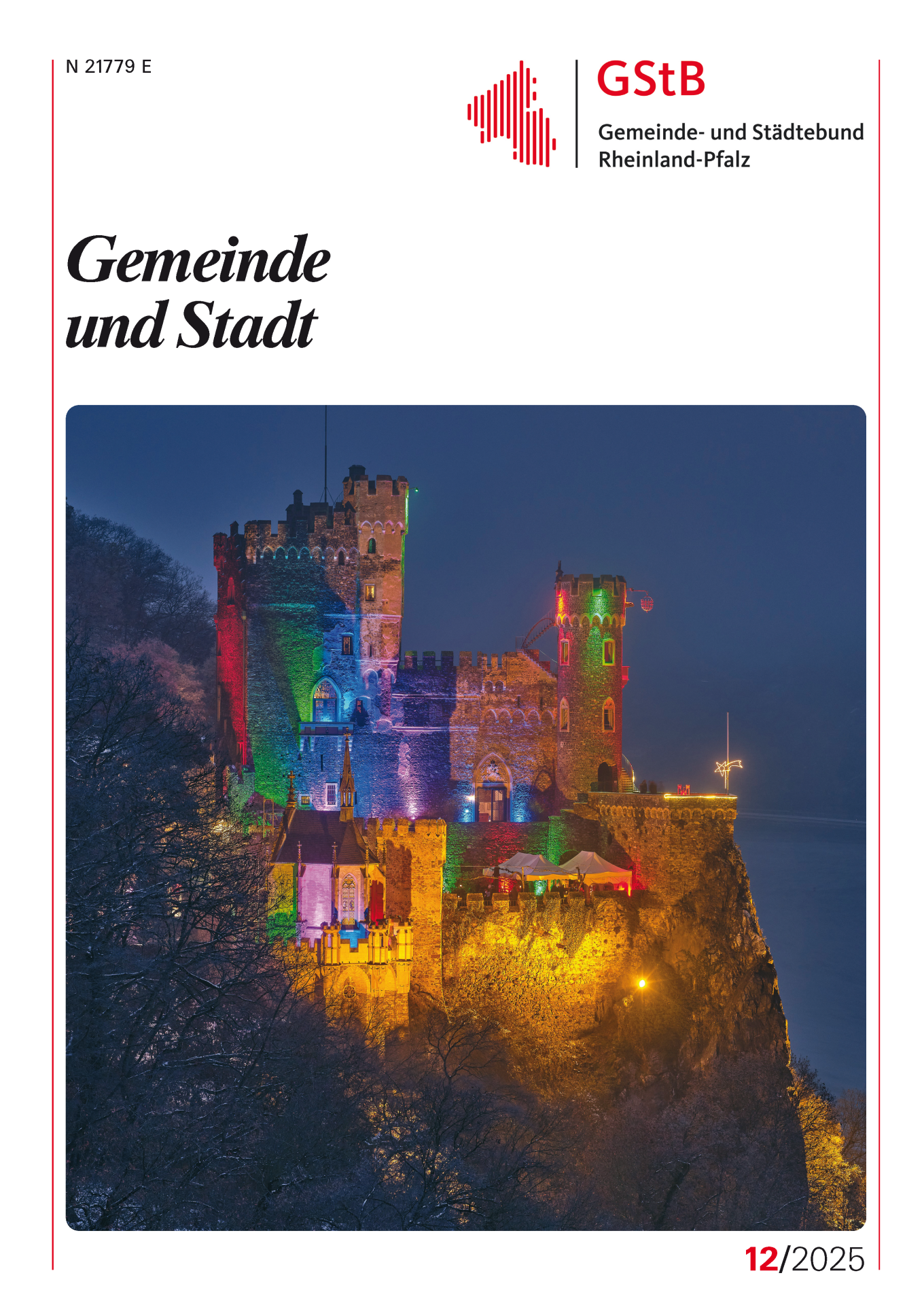 Cover der Gemeinde und Stadt 2025 mit einem Foto einer bunt beleuchteten Burg bei Nacht.