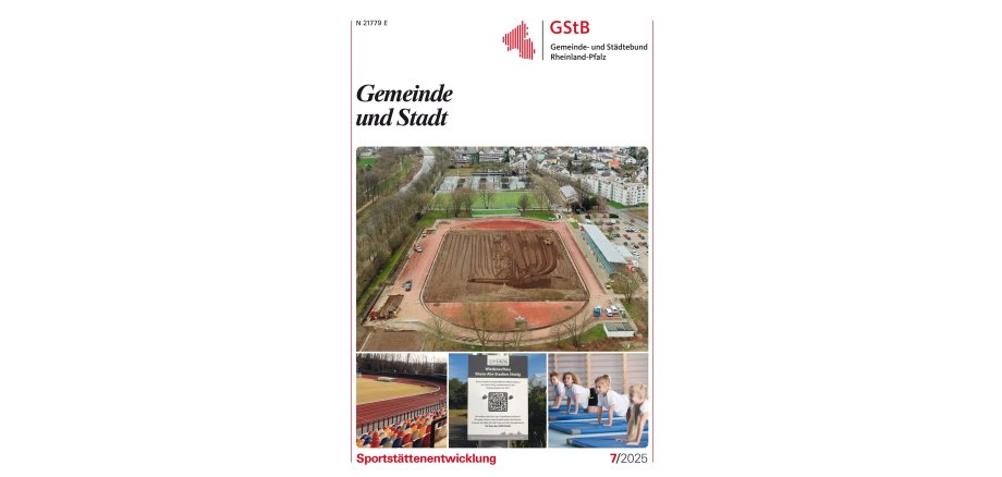 Collage mit vier Bildern zum Thema Sportstätten: Luftaufnahme einer Baustelle auf einem Sportplatz, Blick von Tribüne auf Sportplatz, Schild mit Aufschrift "Wiederaufbau Rhein-Ahr-Stadion Sinzig", Kinder in Turnhalle auf blauen Matten.
