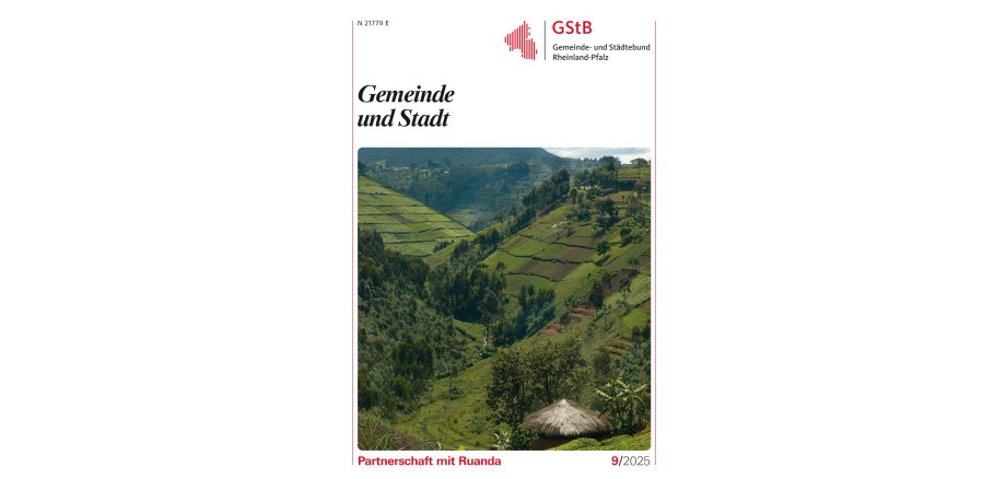 Das Titelbild zeigt eine grüne Hügellandschaft in Ruanda.