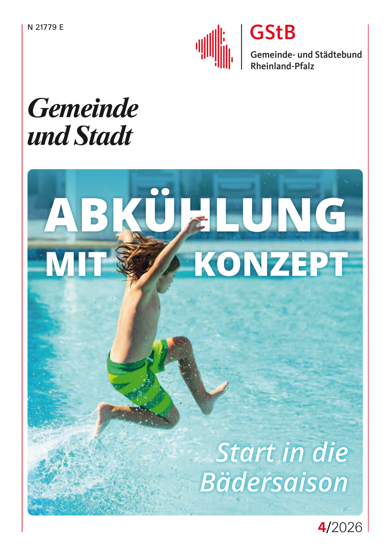 Kind springt in Schwimmbecken.