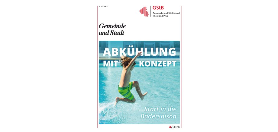 Kind springt in Schwimmbecken.