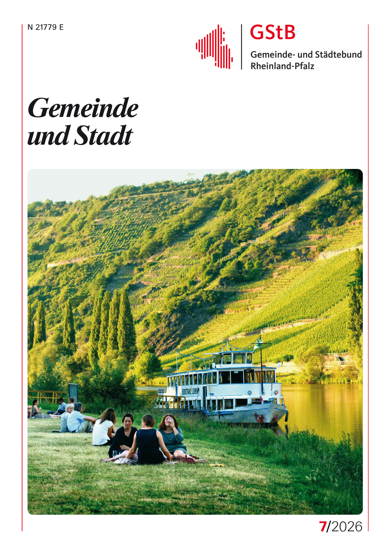 Menschen trinken Wein am Moselufer.