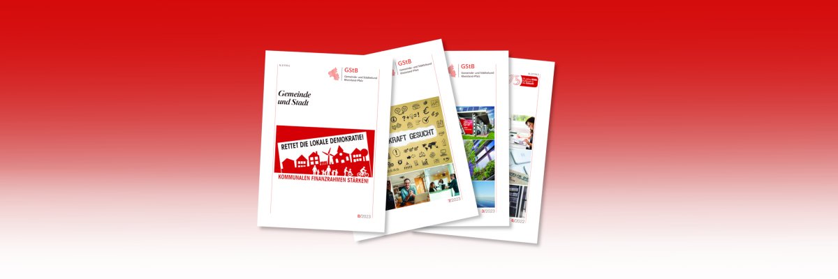 Gemeinde und Stadt Verschiedene Ausgaben der Gemeinde und Stadt liegen aufgefächert übereinander auf einem rot-weißen Hintergrund mit Farbverlauf.