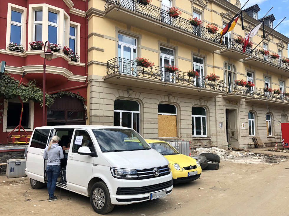 Mobiles Bürgerbüro vor dem Rathaus Altenahr nach der Flutkatastrophe / © GStB/Frieden 
