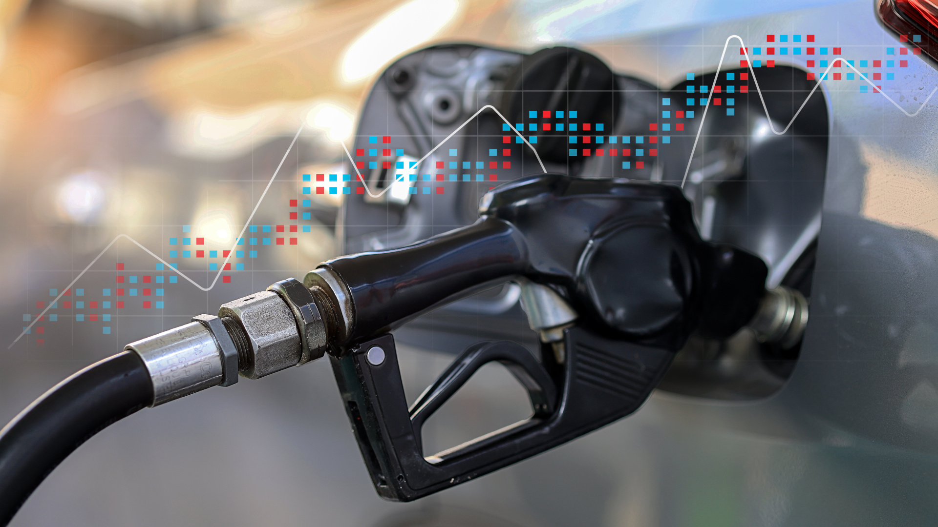 Schwarze Zapfpistole, die Benzin in Auto pumpt, symbolisiert die Energiekostenkrise.