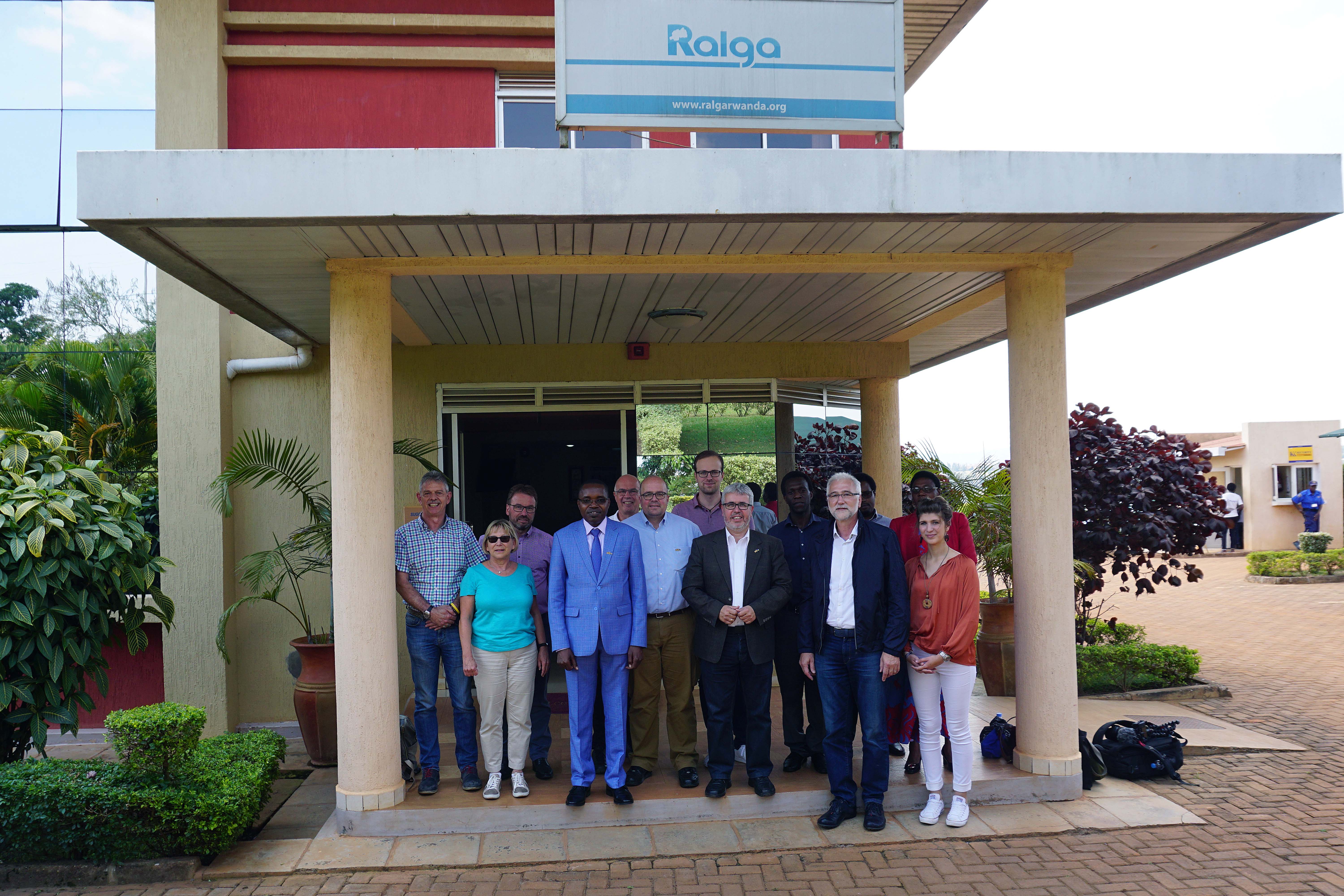 Vertreter der HöV Rheinland-Pfalz, des Gemeinde- und Städtebundes Rheinland-Pfalz, der Kommunal-Akademie und der Stadt Mayen mit Vertretern von RALGA (Rwandan Association of Local Government Authorities) und LGI (Local Governance Institut Rwanda) bei einem Arbeitstreffen in Kigali
