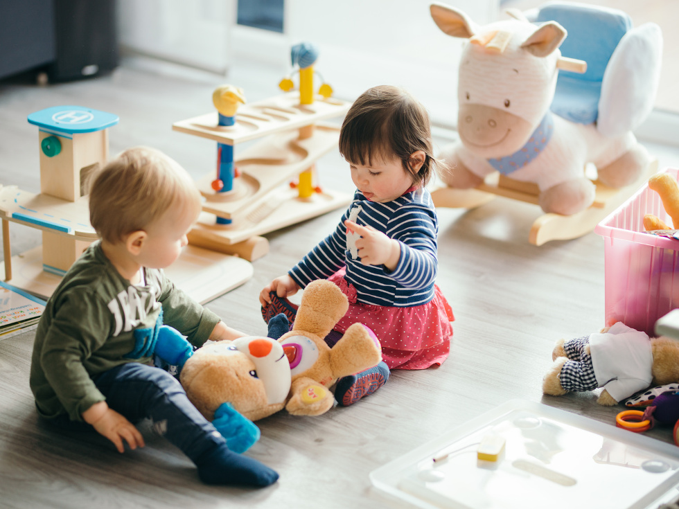 Zwei spielende Kinder © very_ulissa / fotolia.com