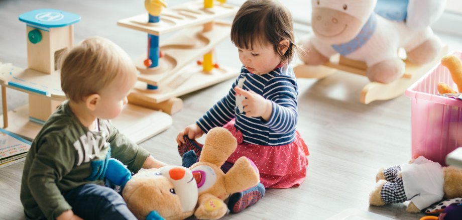 Zwei spielende Kinder © very_ulissa / fotolia.com