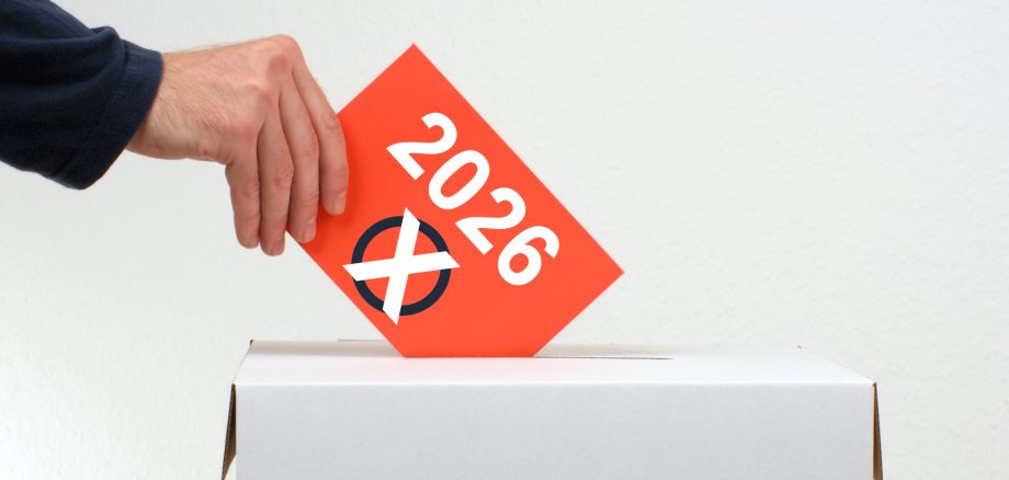 Ein weißes Megafon auf rotem Hintergrund