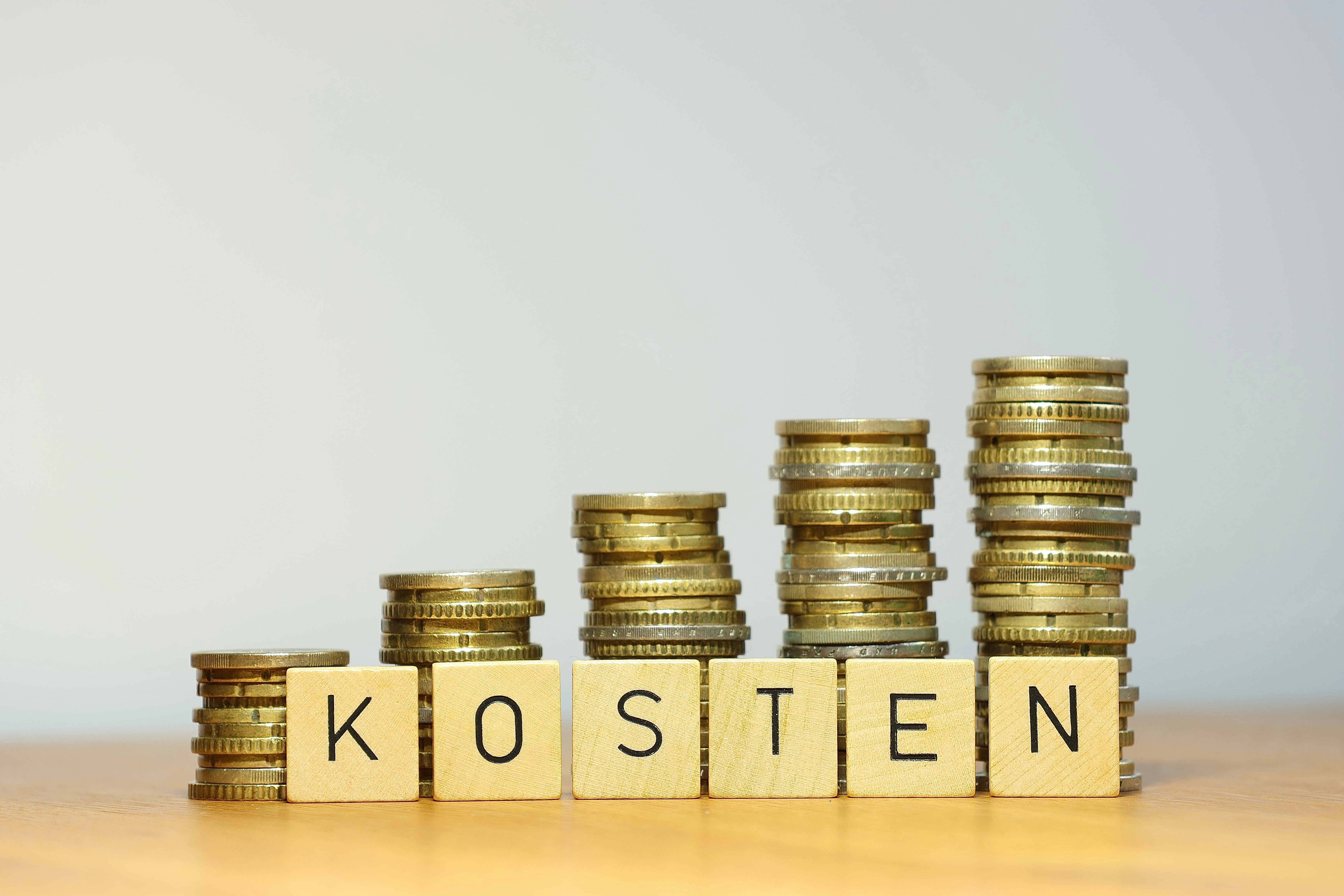 Steigende Kosten durch Inflation, mehr Ausgaben und höhere Preise sorgen für steigende Lebenserhaltungskosten, weniger Geld und Armut, symbolisiert durch Euro Geldstapel Steigende Kosten durch Inflation, mehr Ausgaben und höhere Preise sorgen für steigende Lebenserhaltungskosten, weniger Geld und Armut, symbolisiert durch Euro Geldstapel