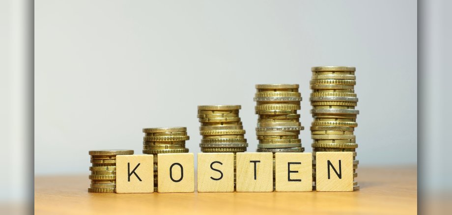 Steigende Kosten durch Inflation, mehr Ausgaben und höhere Preise sorgen für steigende Lebenserhaltungskosten, weniger Geld und Armut, symbolisiert durch Euro Geldstapel