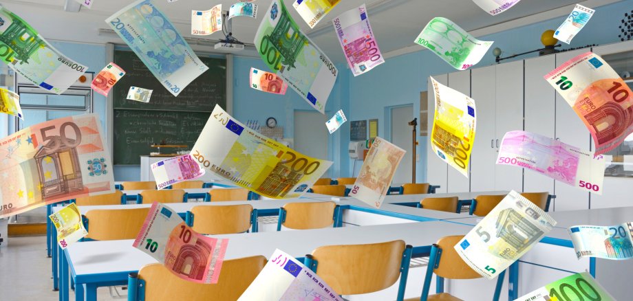 Geldregen in einem Klassenzimmer.