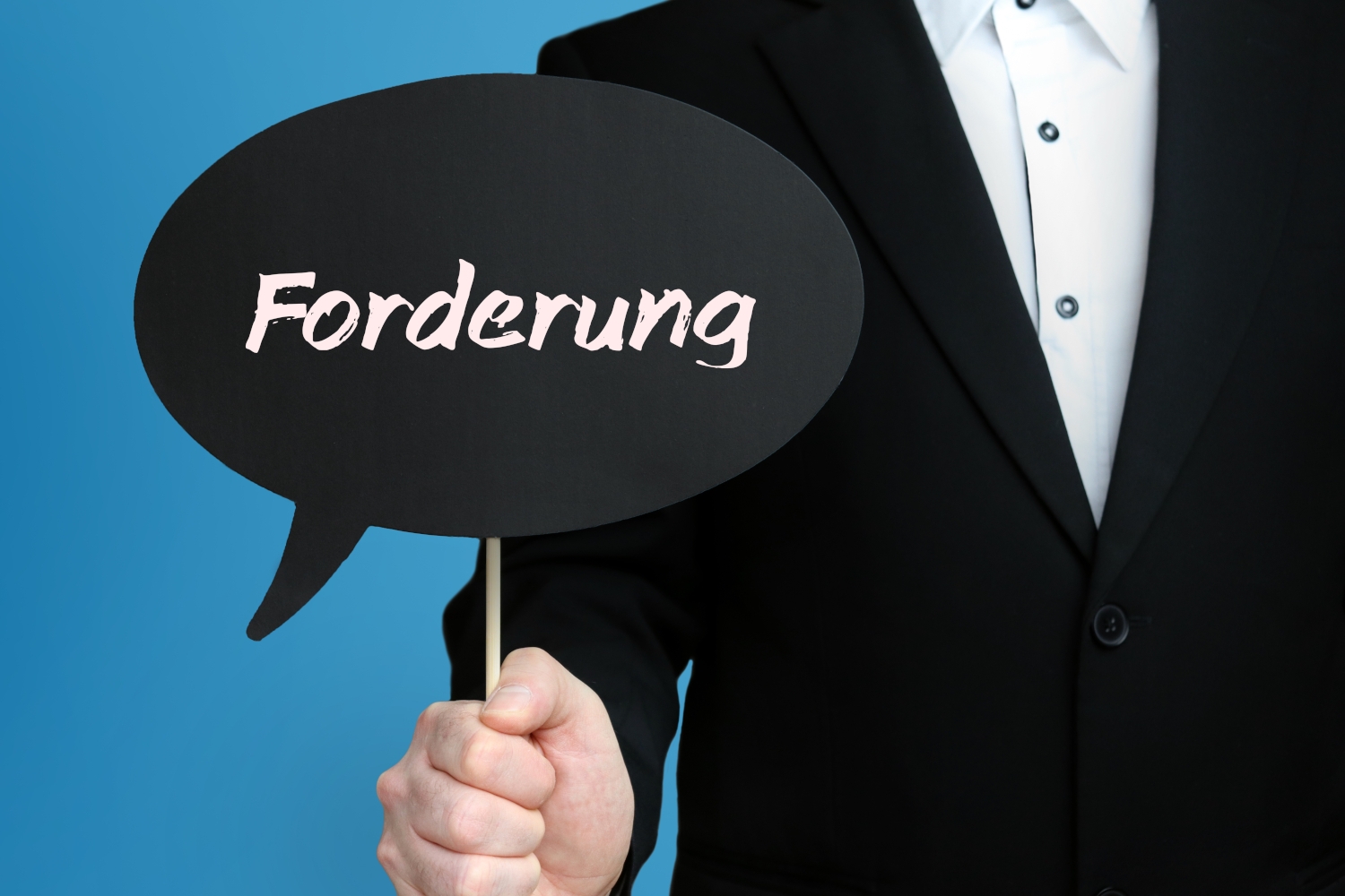 Mann im Anzug hält Sprechblase in der Hand. Der Text Forderung steht im Schild. Blauer Hintergrund.
