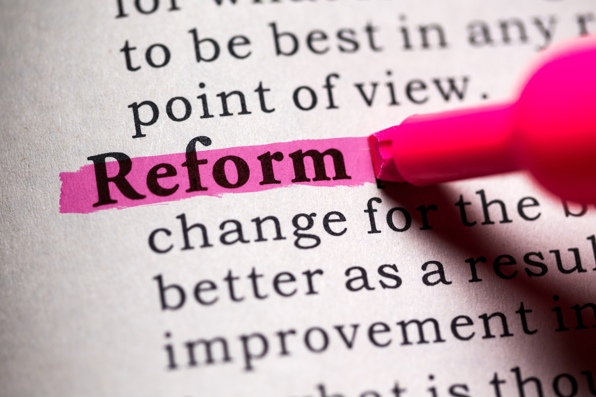 Textmarker highlightet das Wort "Reform" im Wörterbuch