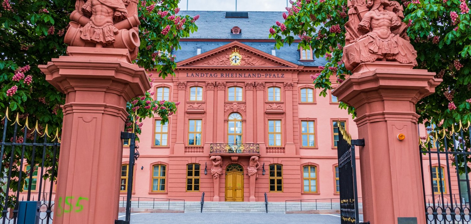 Fassade des Landtags Rheinland-Pfalz