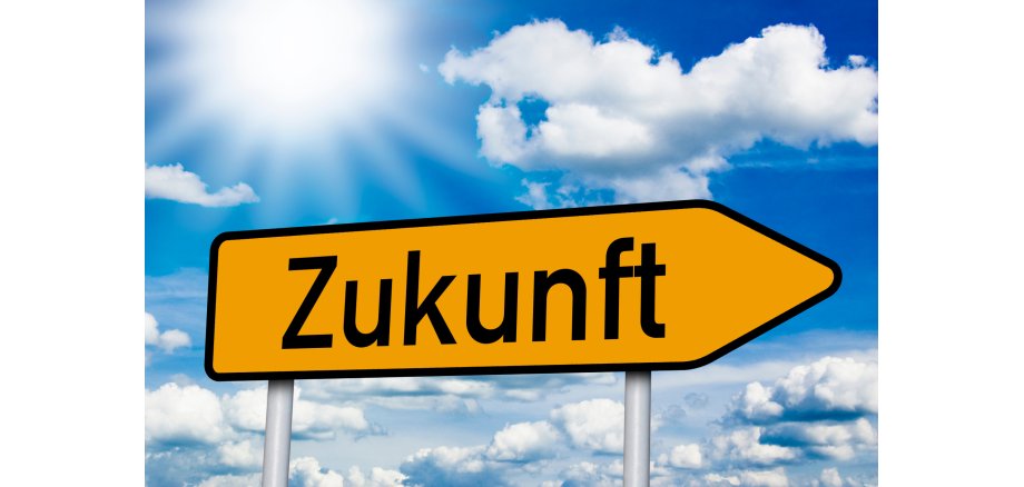 Gelbes Straßenschild mit der Aufschrift "Zukunft"