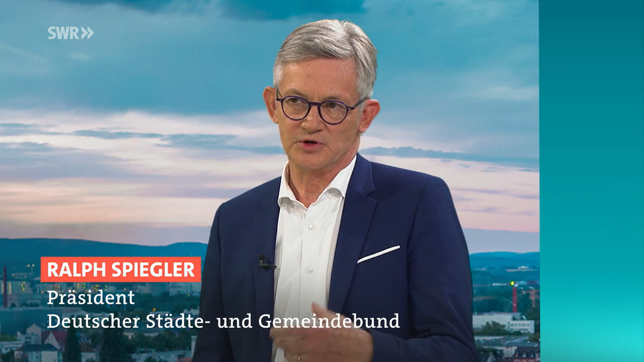 Ralph Spiegler wird im SWR Studio interviewt.