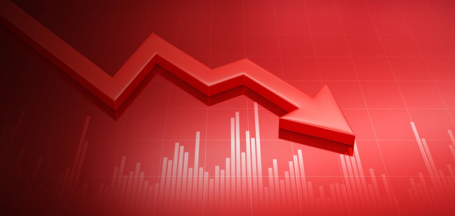 Roter Pfeil über Wirtschaftsdiagramm
