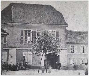 Der Finklerhof – ein geschütztes Kulturdenkmal – besteht aus einer im 18. und 19. Jahrhundert gewachsenen Baugruppe, die einen zentralen Hof umstellt. Der Name geht zurück auf die Händlerfamilie Finkler, welche das Gehöft 1868 als Gutsbetrieb erworben hat.