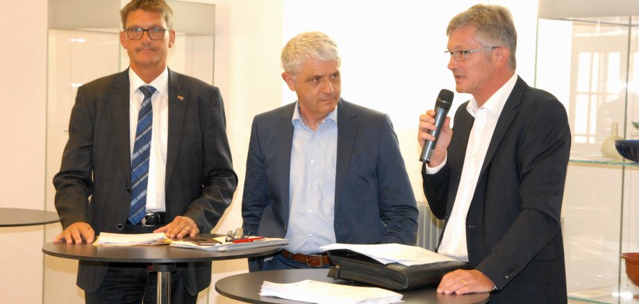 Die Vorsitzenden der kommunalen Spitzenverbände (v.l.n.r.) Günther Schartz, Dr. Bernhard Matheis und Ralph Spiegler. Foto: Matthias Röcke.