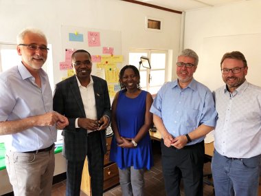 Gemeinsamer Workshop: Dr. Karl-Heinz Frieden (Geschäftsführendes Vorstandsmitglied GStB RLP),Ladislas Ngendahimana (Secretary General RALGA), Innocente Murasi (Executive Director LGI), Klaus Weisbrod (Direktor HöV RLP) und Wolfgang Treis (OB Stadt Mayen, Vorsitzender Kommunal-Akademie) – v.l.n.r. / © HöV RLP