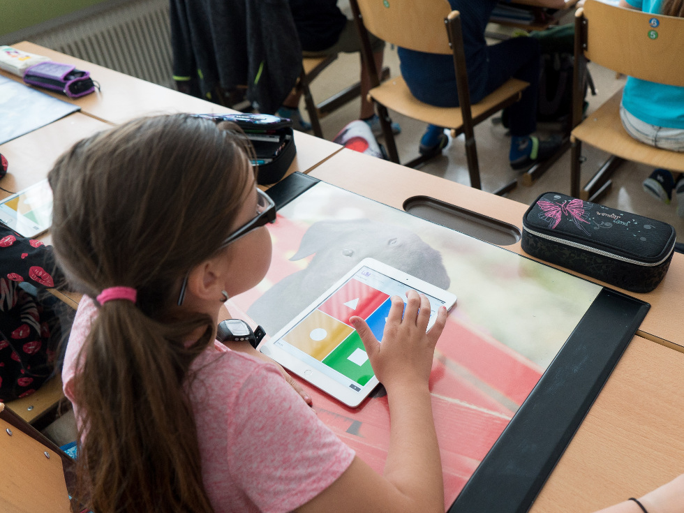 Schülerin mit tablet PC © steveriot1 / pixabay.com