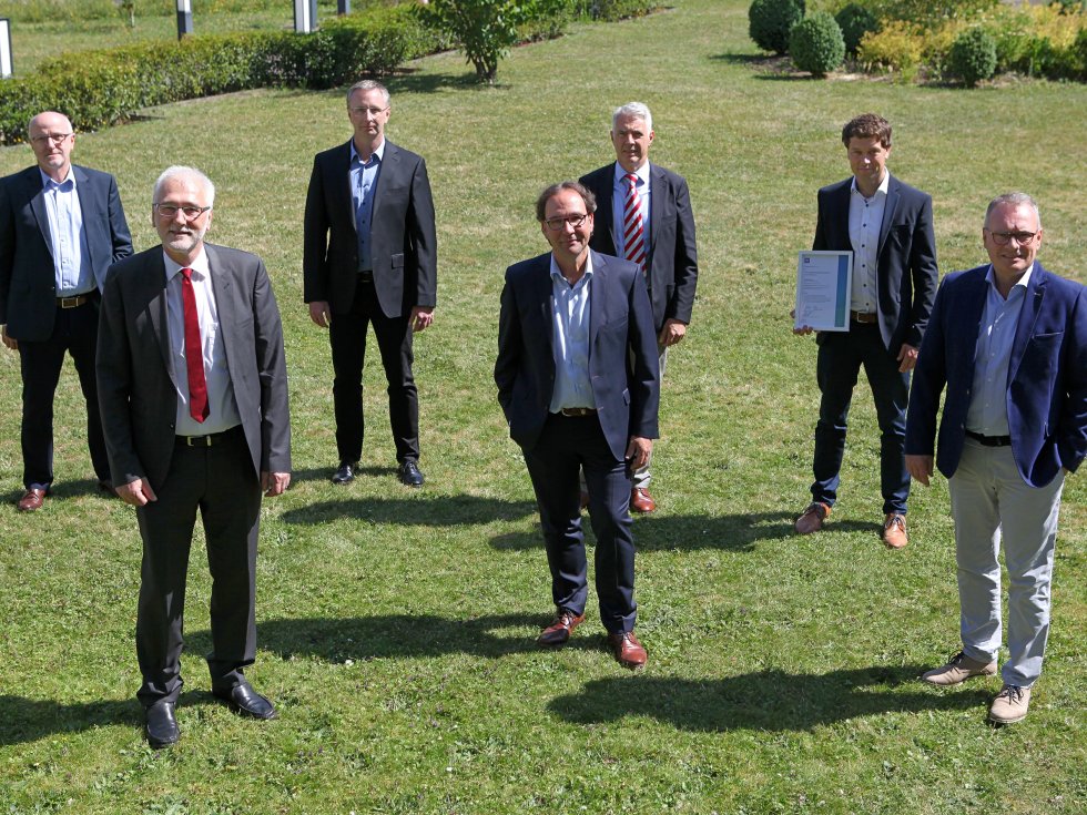 © GStB RP / von links: Winfried Manns (Geschäftsführender Direktor GStB a.D.), Dr. Karl-Heinz Frieden (geschäftsführendes Vorstandsmitglied des GStB RP), Peter Mathis (Geschäftsführer OSK GmbH), Patrick Braun (Geschäftsführer SWT Datacenter GmbH), JuDr. Stefan Meiborg (Geschäftsführer OSK GmbH), Frank Vanzetta (Prokurist SWT Datacenter GmbH), Arndt Müller (technischer Vorstand Stadtwerke Trier)