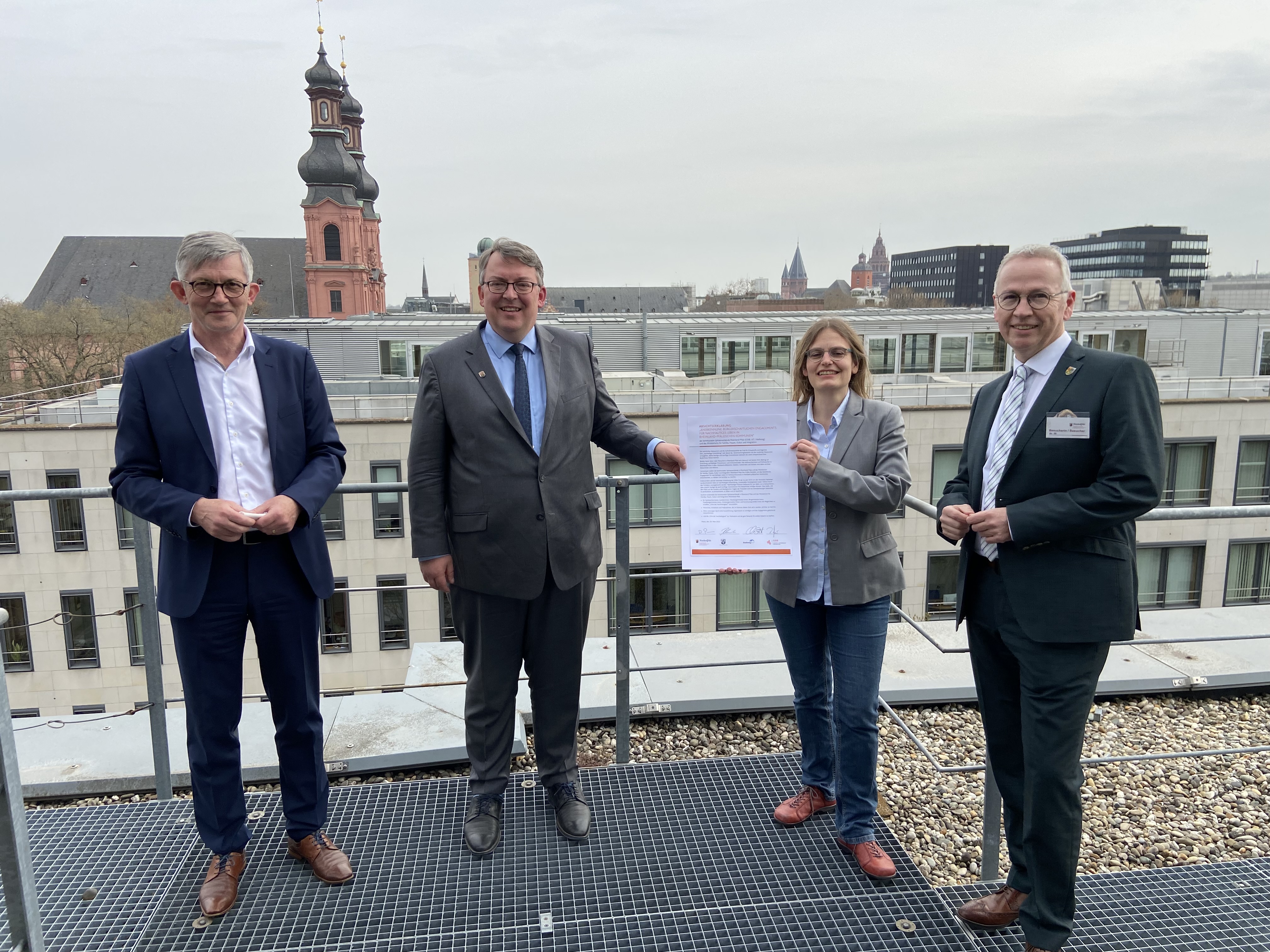 Gruppenbild © MFFKI (v.l.n.r.): Für den Gemeinde- und Städtebund Rheinland-Pfalz, Bürgermeister Ralph Spiegler; Staatssekretär im MFFKI David Profit, Dr. Christiane Döll,  Stellvertretende Vorsitzende des Städtetages Rheinland-Pfalz und  Rainer Guth, Stellvertretender Vorsitzender des Landkreistages Rheinland-Pfalz 
