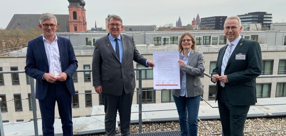 Gruppenbild © MFFKI (v.l.n.r.): Für den Gemeinde- und Städtebund Rheinland-Pfalz, Bürgermeister Ralph Spiegler; Staatssekretär im MFFKI David Profit, Dr. Christiane Döll,  Stellvertretende Vorsitzende des Städtetages Rheinland-Pfalz und  Rainer Guth, Stellvertretender Vorsitzender des Landkreistages Rheinland-Pfalz 