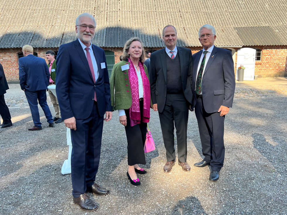 Empfang der Landesregierung von Schleswig-Holstein im Gut Emkendorf anlässlich der Jahrestagung des Deutschen Forstwirtschaftsrates (DFWR) in Kiel (v.r.n.l. Präsident Georg Schirmbeck, Landwirtschaftsminister Werner Schwarz, Staatssekretärin Anne Benett-Sturies, Präsidium u. Vorsitzender Deutscher Kommunalwald Dr. Karl-Heinz Frieden)