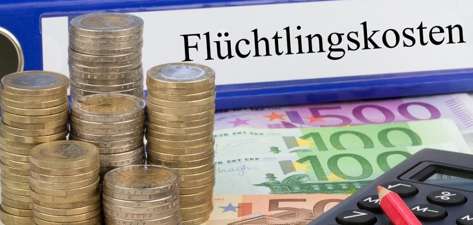 Flüchtlingskosten - Ordner mit Geld