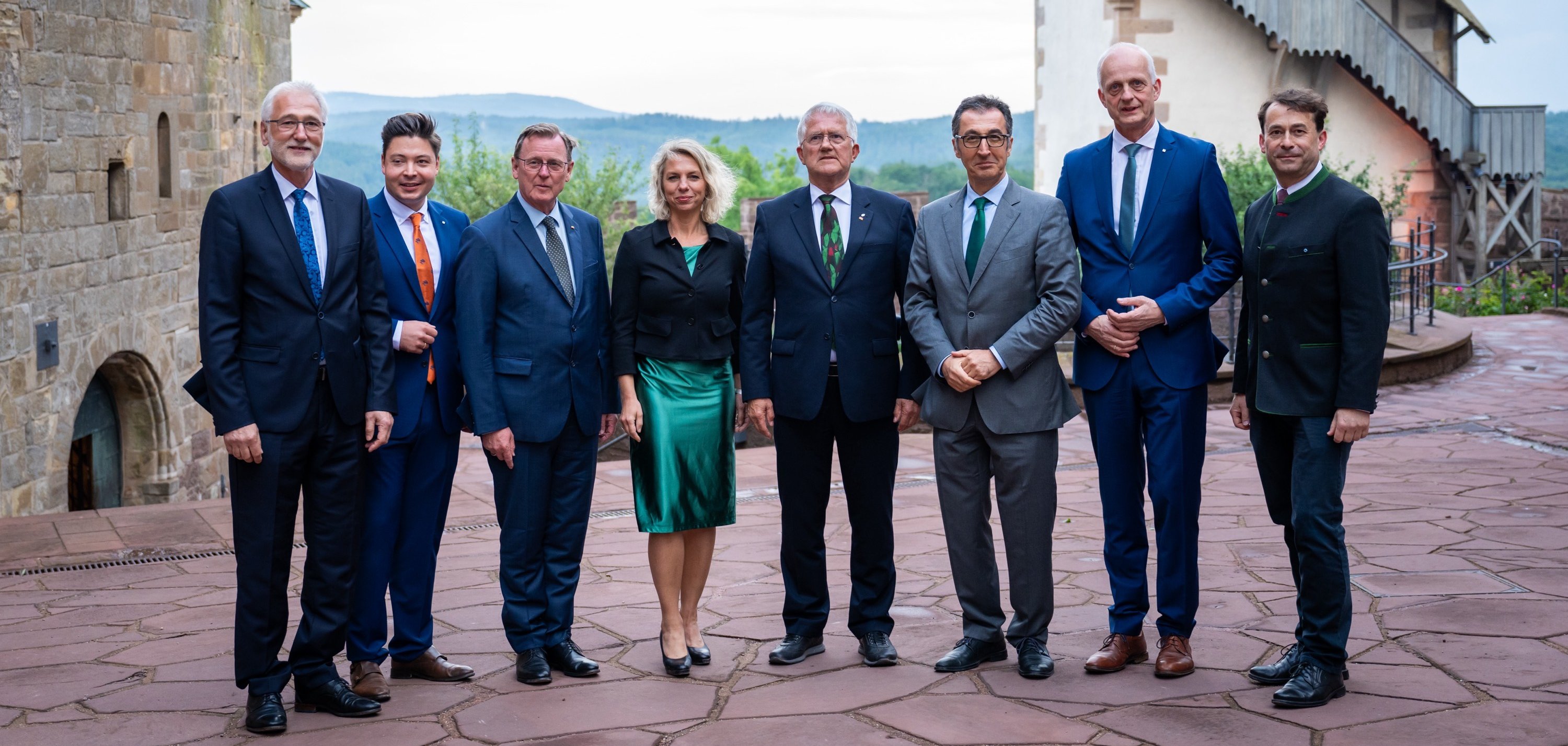 Gruppenfoto auf der Wartburg v.l.n.r.: Karl-Heinz Frieden (DFWR-Ehrenmitglied), Johannes Schmitt (DFWR-Geschäftsführer), Bodo Ramelow (Ministerpräsident TH), Susanna Karawanskij (Ministerin für Infrastruktur und Landwirtschaft TH), Georg Schirmbeck (DFWR-Präsident), Cem Özdemir (Bundesminister für Ernährung und Landwirtschaft), Christoph Ewers (DFWR-Vize-Präsident), Josef Ziegler (DFWR-Ehrenmitglied)