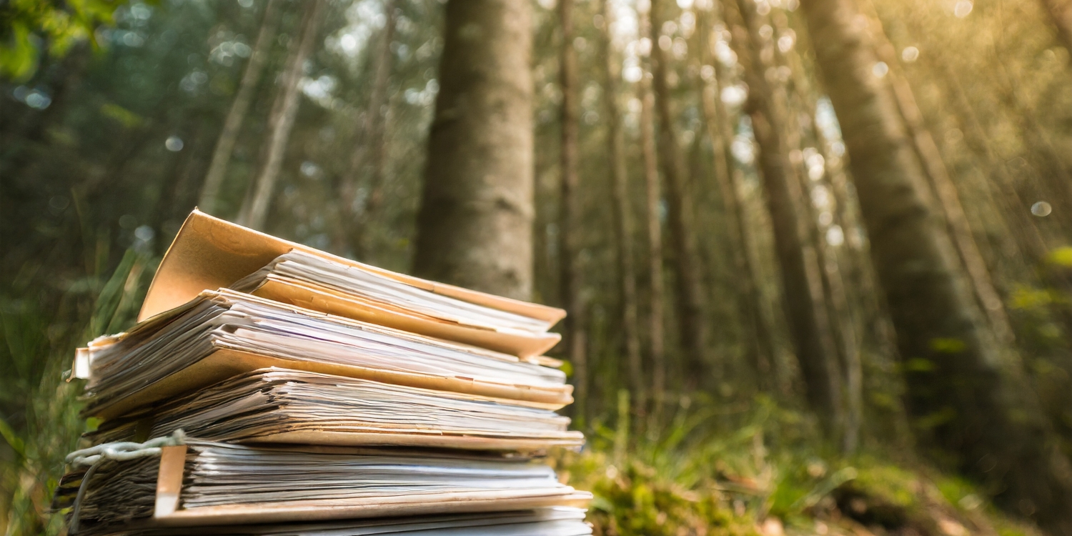 Aktenstapel vor Wald