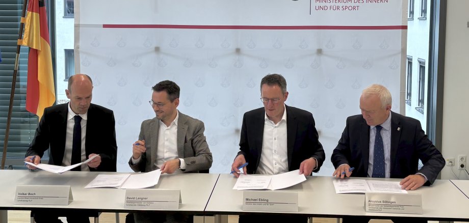 Innenminister Michael Ebling gemeinsam mit den Vertretern der Kommunalen Spitzenverbänden Aloysius Söhngen (l.), Volker Boch (r.) und David Langer (2.v.r.) bei der Unterzeichnung der Gemeinsamen Erklärung.