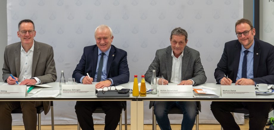 Innenminister Michael Ebling mit Vertretern der Kommunalen Spitzenverbände bei der Unterzeichnung der Vereinbarung zur Interkommunalen Zusammenarbeit.