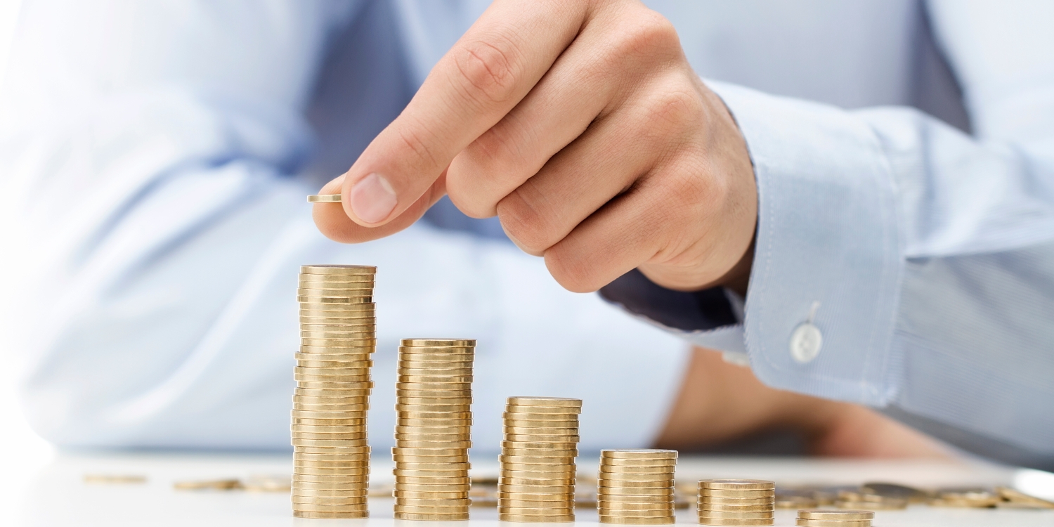 Mann stapelt Münzen