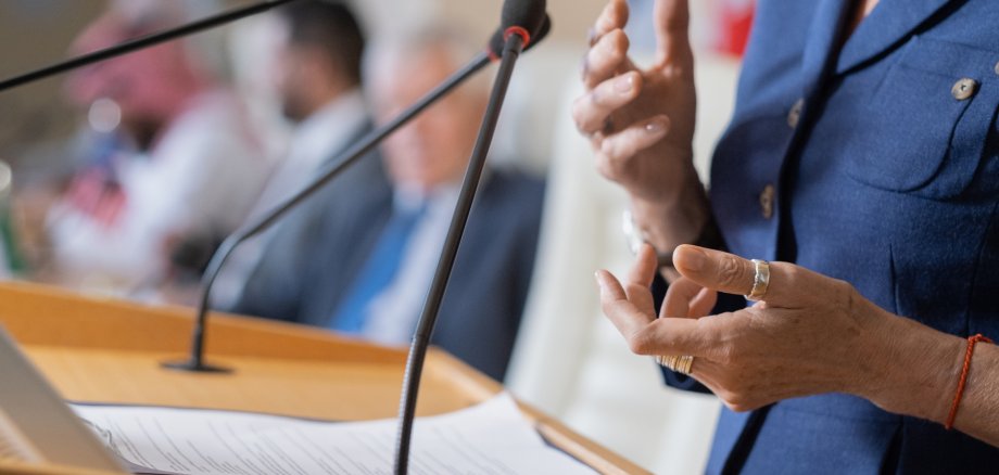Politikerin am Rednerpult
