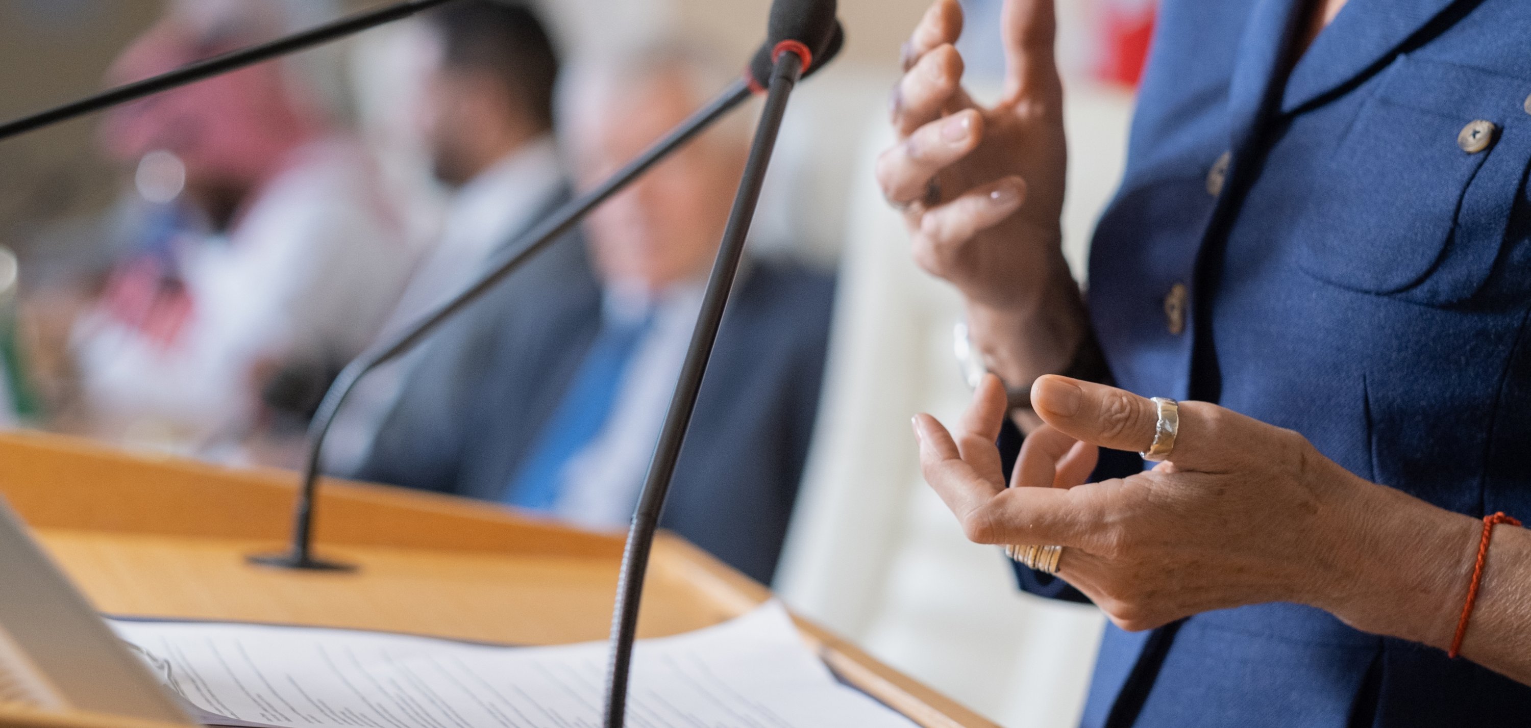 Politikerin am Rednerpult