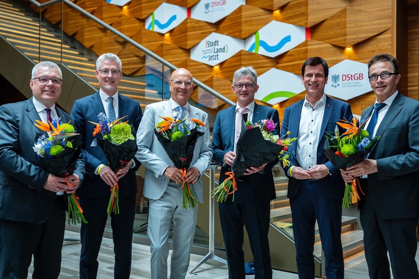v. l. n. r. Vizepräsident Bernward Küper (Städte- und Gemeindebund Sachsen-Anhalt), Erster Vizepräsident Steffen Jäger (Gemeindetag Baden Württemberg), Vizepräsident Dr. Uwe Brandl (Bayerischer Gemeindetag), Präsident Ralph Spiegler (Bürgermeister der Verbandsgemeinde Nieder-Olm und Vorsitzender des Gemeinde- und Städtebundes Rheinland-Pfalz), Hauptgeschäftsführer Dr. André Berghegger (Deutscher Städte- und Gemeindebund), Vizepräsident Prof. Dr. Christoph Landscheidt (Bürgermeister der Stadt Kamp-Lintfort und Präsident des Städte- und Gemeindebundes Nordrhein-Westfalen).