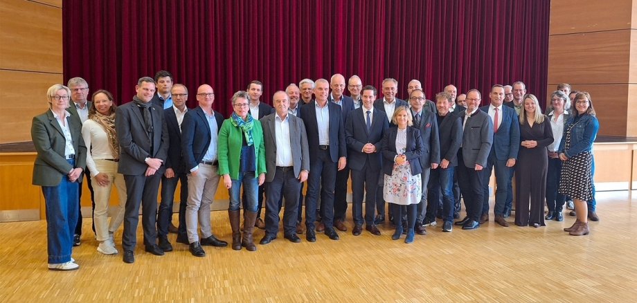 Gruppenfoto des Gemeinsamen Forstausschusses der kommunalen Spitzenverbände „Deutscher Kommunalwald“.