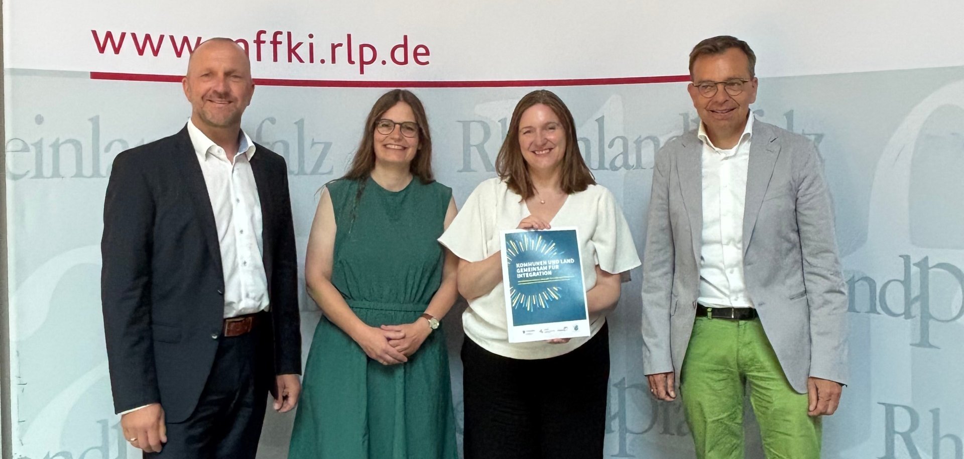 v. l. n. r.: der zweite stellvertretende Vorsitzende des Gemeinde- und Städtebundes Rheinland-Pfalz Bürgermeister Steffen Antweiler, die Beigeordnete Dr. Christiane Döll (Städtetag Rheinland-Pfalz), die Integrationsministerin Katharina Binz und der Geschäftsführende Direktor des Landkreistages Rheinland-Pfalz Andreas Göbel.