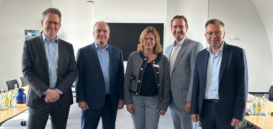 Gruppenfoto v. l. n. r.: Michael Mätzig, Geschäftsführender Direktor des Städtetages Rheinland-Pfalz, Jürgen Vogel, Hauptgeschäftsführer der IHK Pfalz, Karina Szwede, Hauptgeschäftsführerin IHK Rheinhessen, Thomas Przybylla, stellvertretender Vorsitzender des Gemeinde- und Städtebundes Rheinland-Pfalz und Andreas Göbel, Geschäftsführender Direktor des Landkreistages Rheinland-Pfalz.