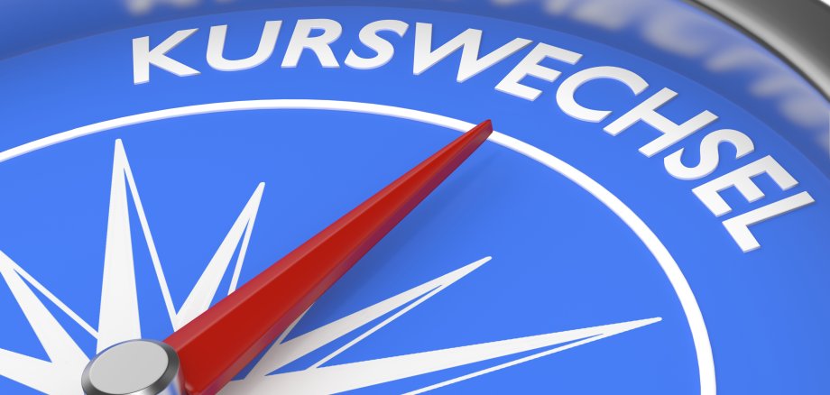 Rote Kompassnadel zeigt auf das Wort "Kurswechsel"